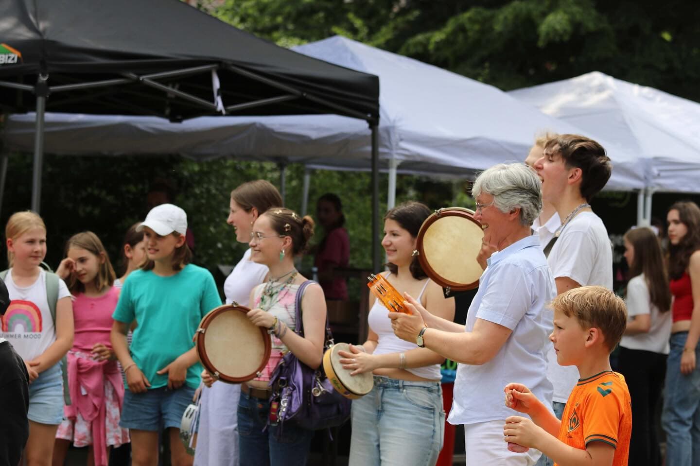 Musikalische Unterstützung und gute Laune am Spielfeldrand.