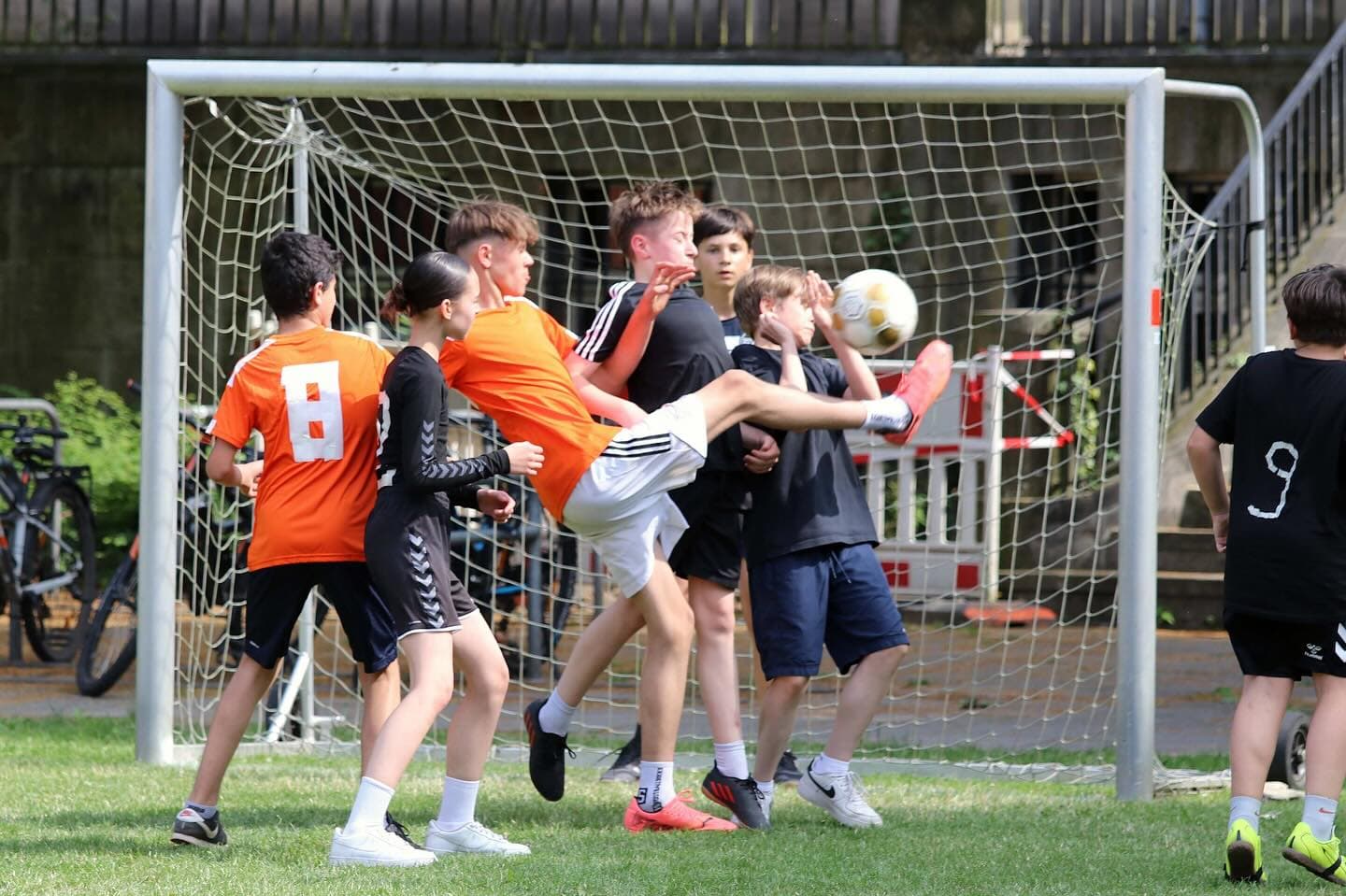 Actionreiche Spielszene und Kampf um den Ball direkt vor dem Tor.