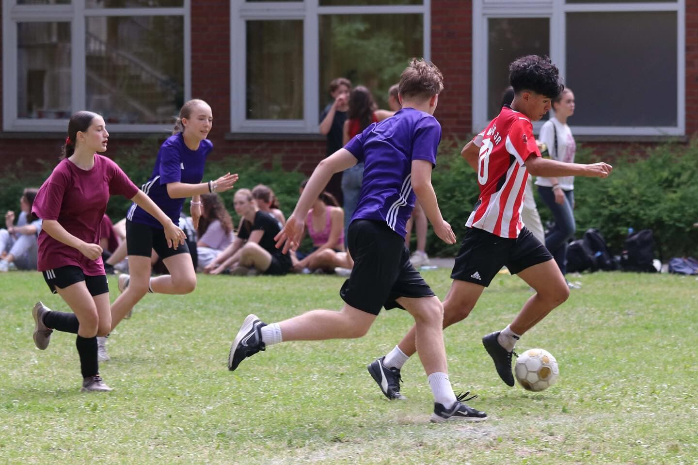 Dynamisches Laufduell um den Ballbesitz während eines Spiels.