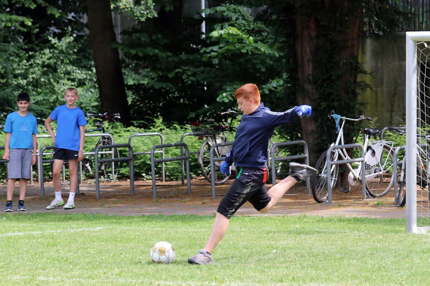 Der Torwart setzt zu einem kraftvollen Distanzschuss an.