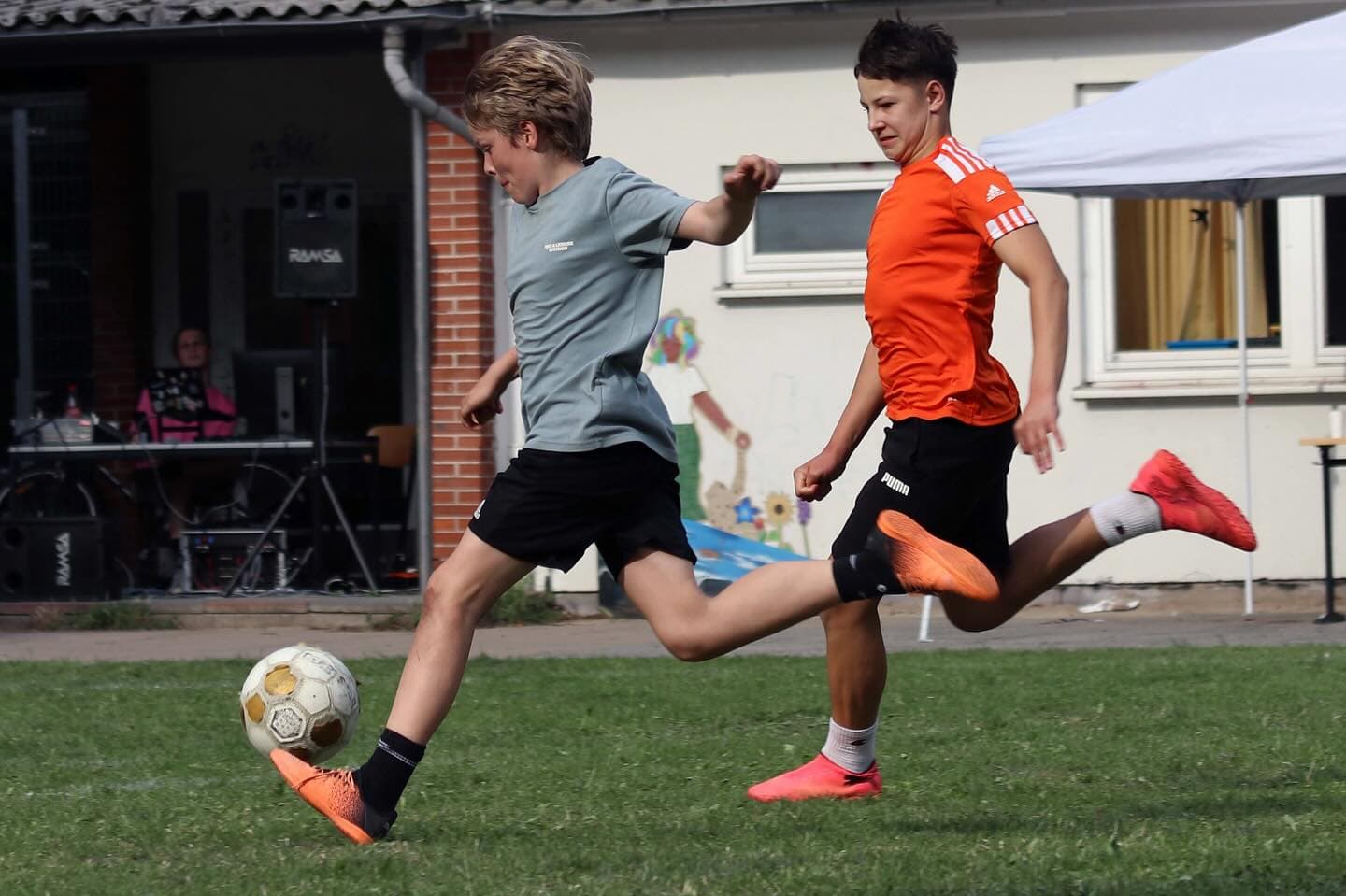 Schnelles Dribbling im direkten Zweikampf auf dem Feld.