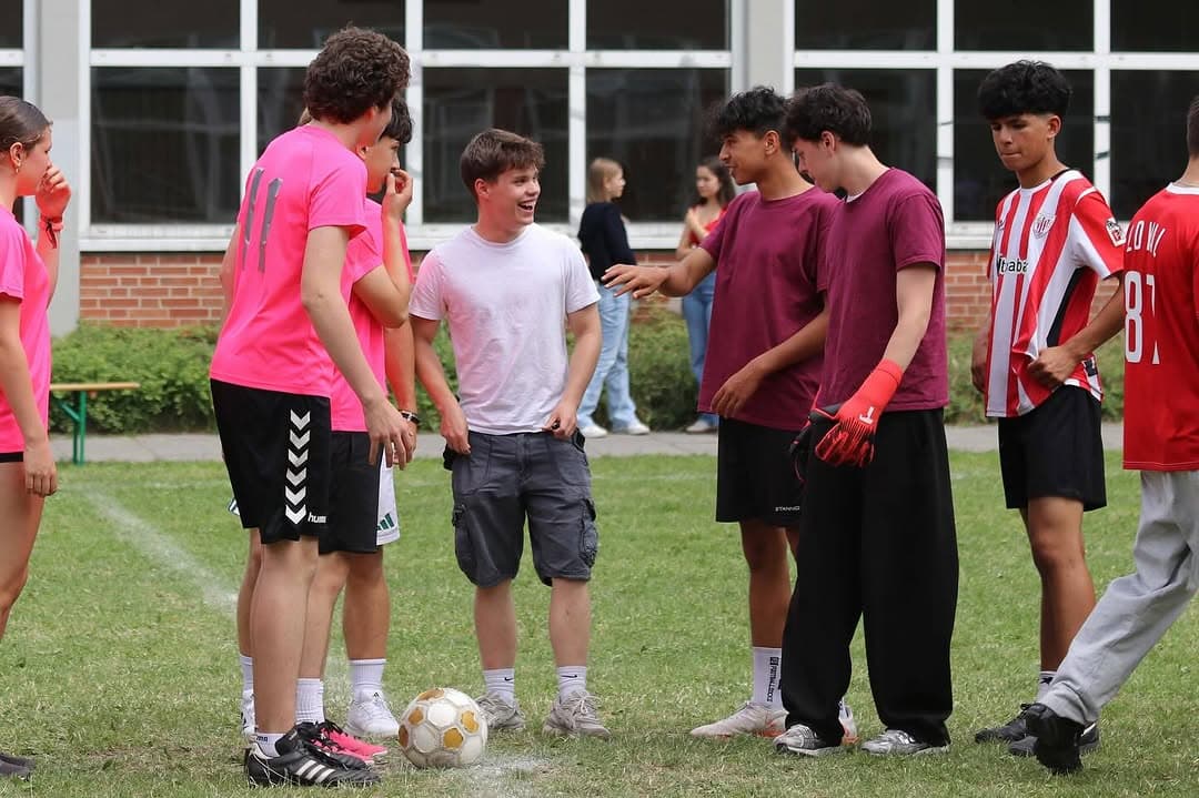 Letzte Absprachen der Spieler im Mittelkreis kurz vor dem Anstoß.