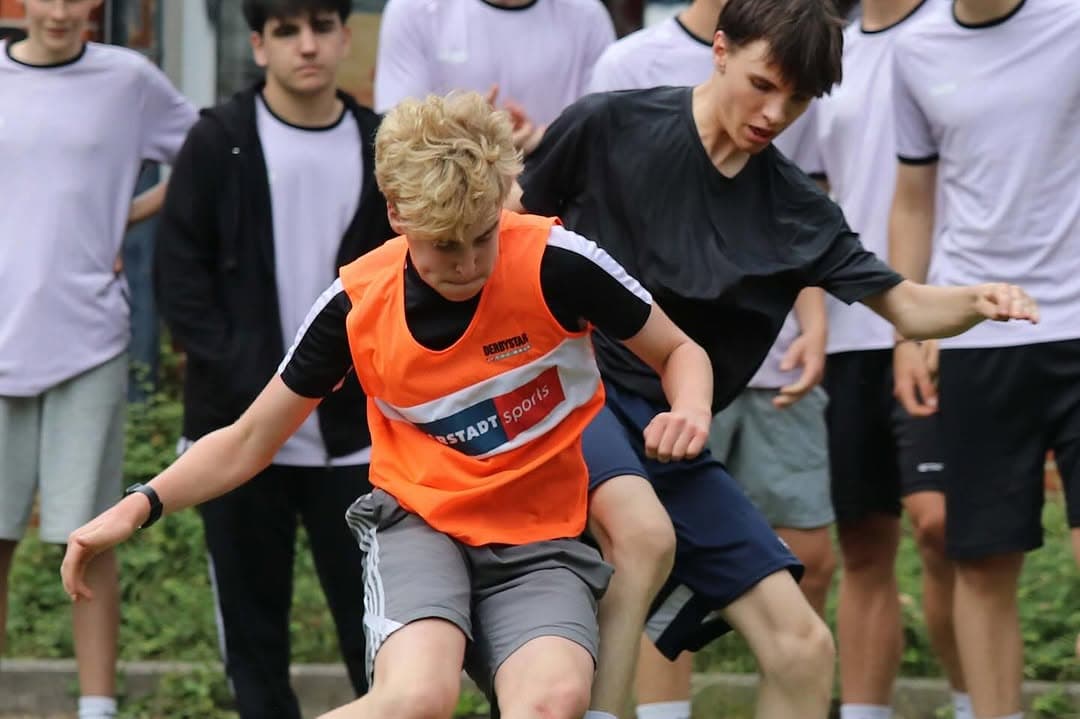 Voller körperlicher Einsatz im Kampf um den Ball.